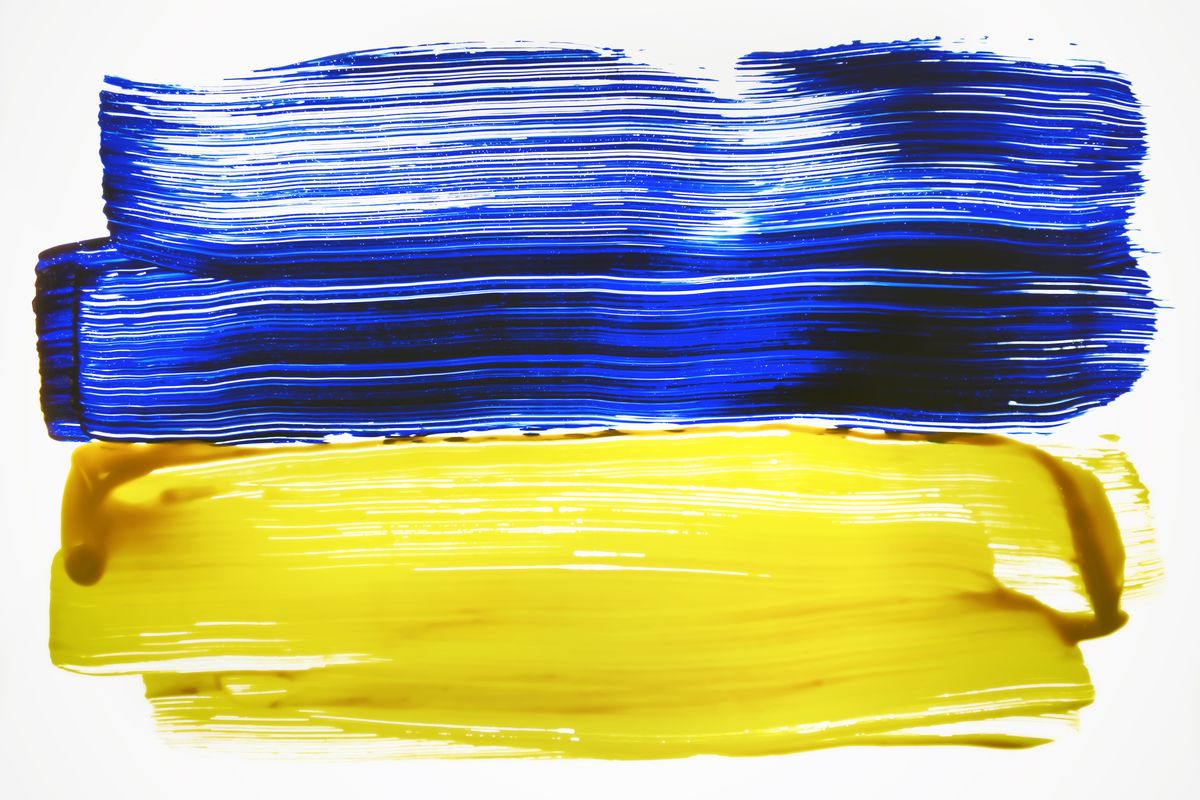 Die Flagge der Ukraine mit Pinsel gemalt: oben blauer unten gelber Streifen.