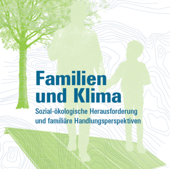 Titelbild des Bundesforum Familie: Neben einem Baum stehen auf einer Photovoltaikanlage ein Erwachsener und ein Kind. Zu sehen sind lediglich ihre grünen Silhouetten.