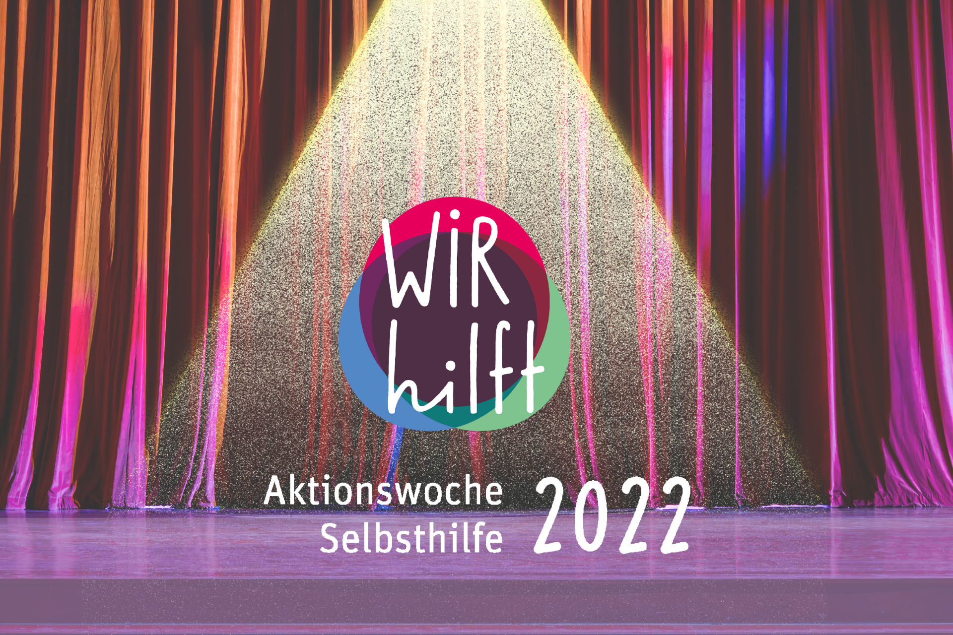 Bühne mit Logo und Text der Aktionswoche Selbsthilfe 2022