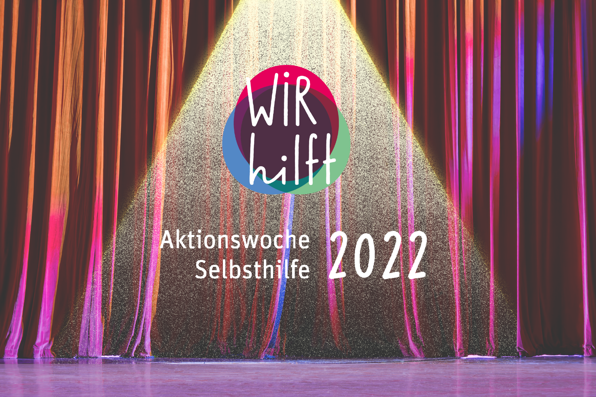 Bühnenvorhang mit Logo zur Aktionswoche Selbsthilfe 2022