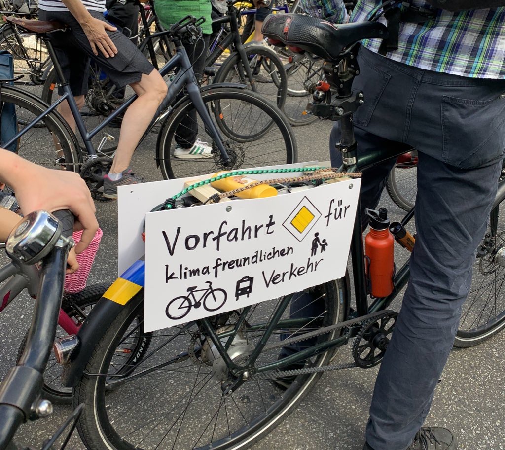 Protestschild auf einer Fahrraddemo in Berlin