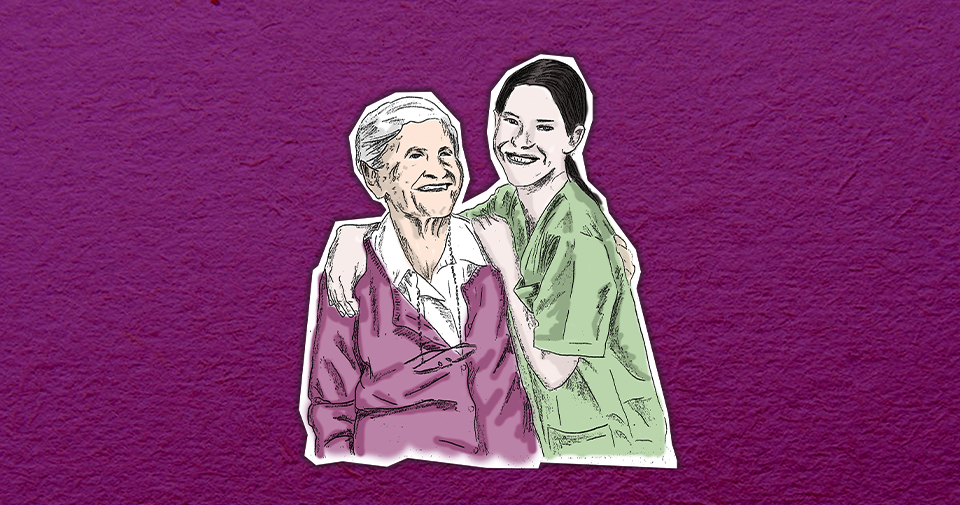 Eine junge Pflegerin hält eine ältere Frau im Arm