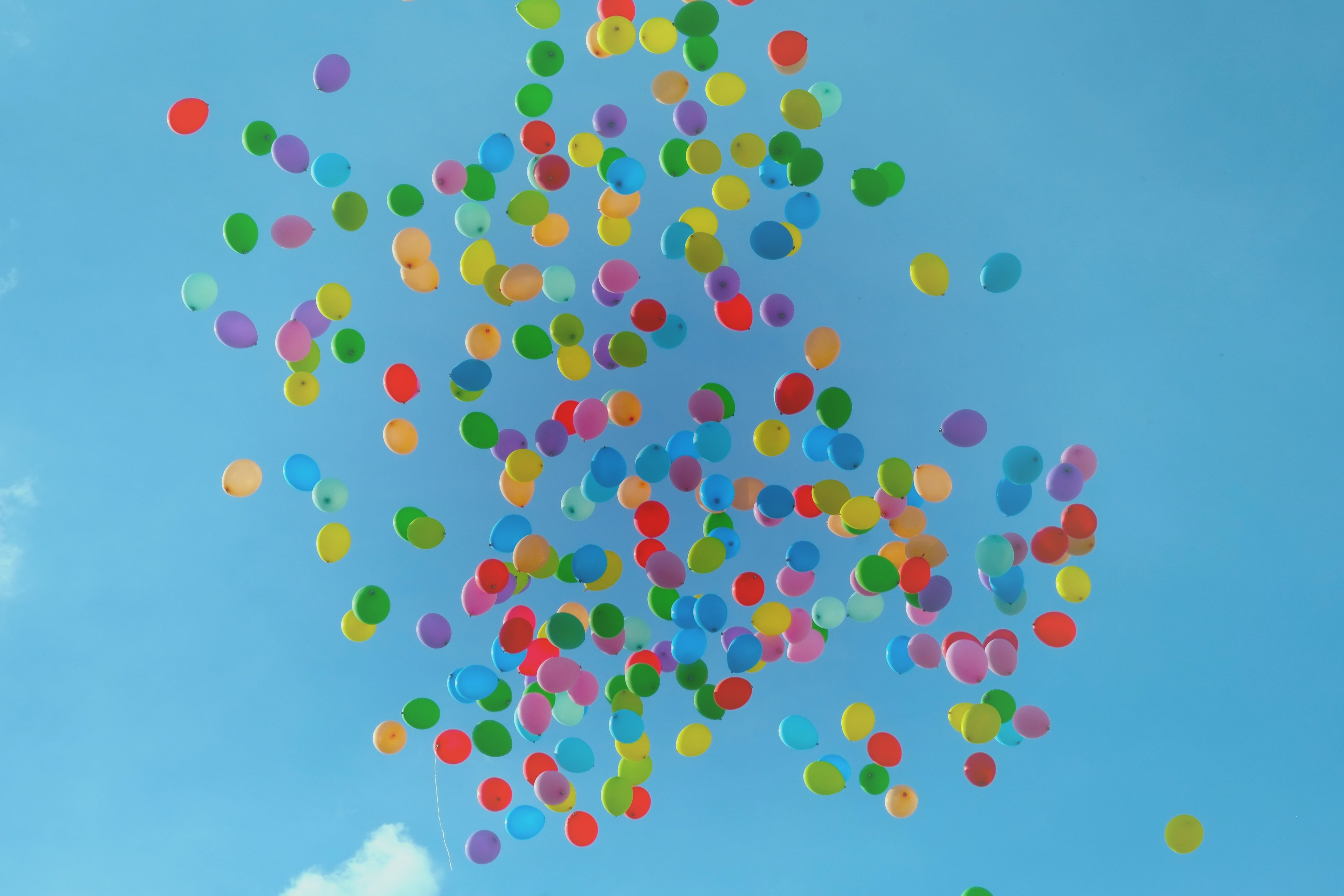 Bunte Ballons am blauen Himmel.