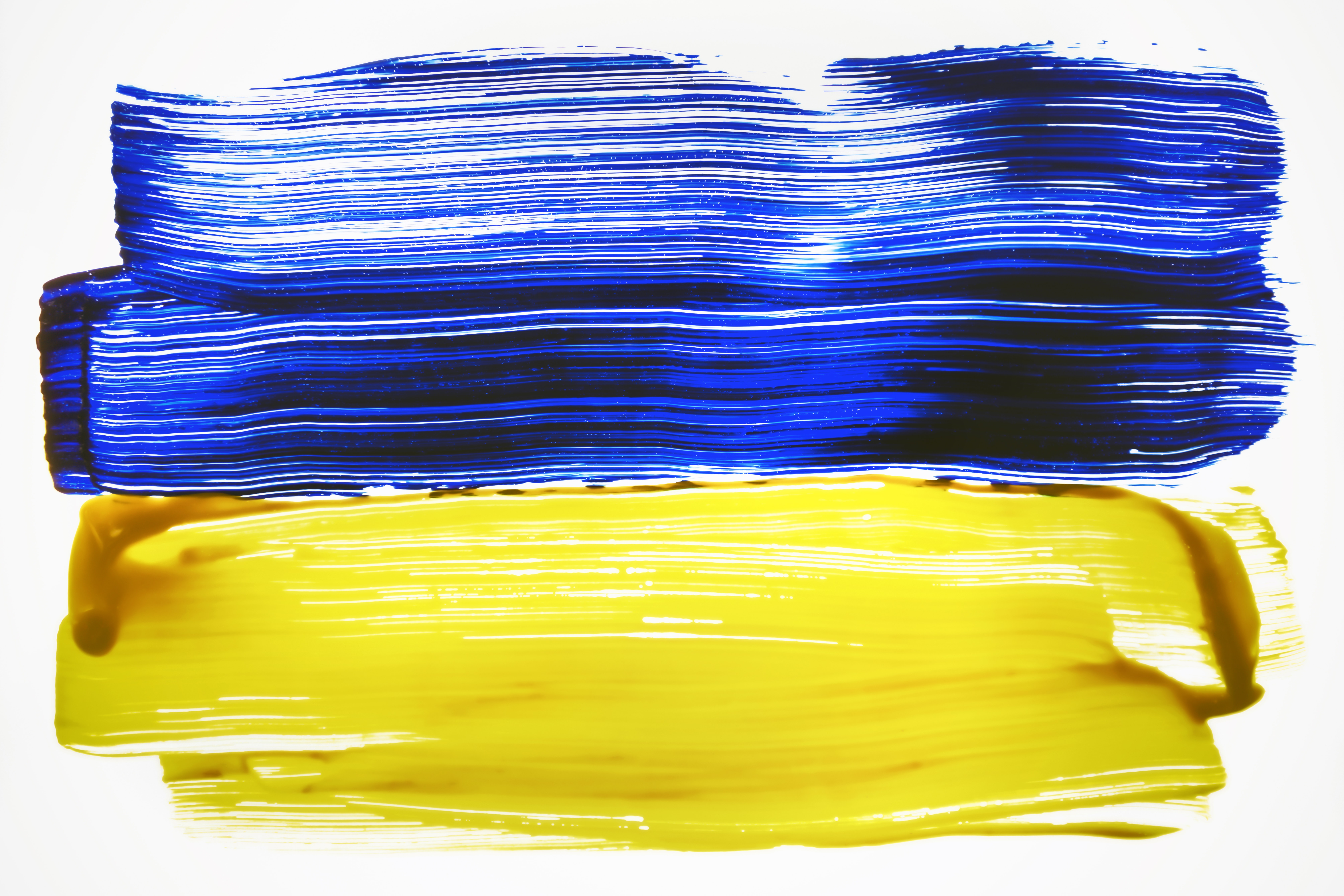 Die Flagge der Ukraine mit Pinsel gemalt: oben blauer unten gelber Streifen.