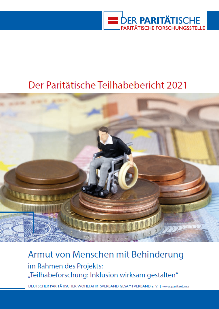 Cover einer Broschüre. Auf dem Titelblitt sitzt eine kleine Figur im Rollstuhl auf einem Stapel Münzen. Überschrift der Broschüre: Der Paritätische Teilhabebericht 2021. Armut von Menschen mit Behinderung.