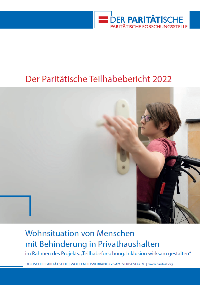 Cover eine Broschüre. Auf dem Titelbild öffnet eine Frau im Rollstuhl eine Tür. Dazu Text: Der Paritätische Teilhabebericht 2022. Wohnsituation von Menschen mit Behinderung in Privathaushalten im Rahmen des Projekts: „Teilhabeforschung: Inklusion wirksam gestalten“