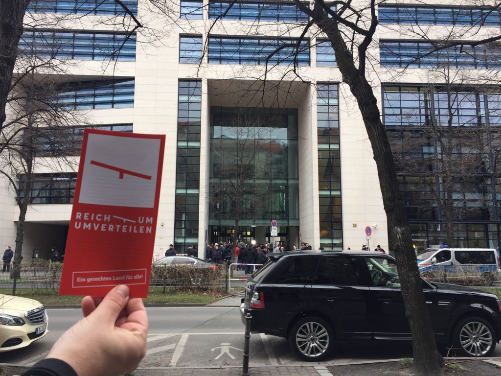 Das Bündnis "Reichtum Umverteilen" anlässlich der Koalitionsverhandlungen am 02.02.2018 vor dem Willy-Brandt-Haus in Berlin
