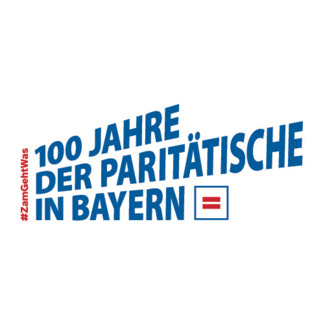 Schrift: 100 Jahre der Paritätische Bayern. Dazu das Paritätische Logo: Ein Gleichheitszeichen in einem Quadrat. Daneben ein Hashtag: Zam Geht Was
