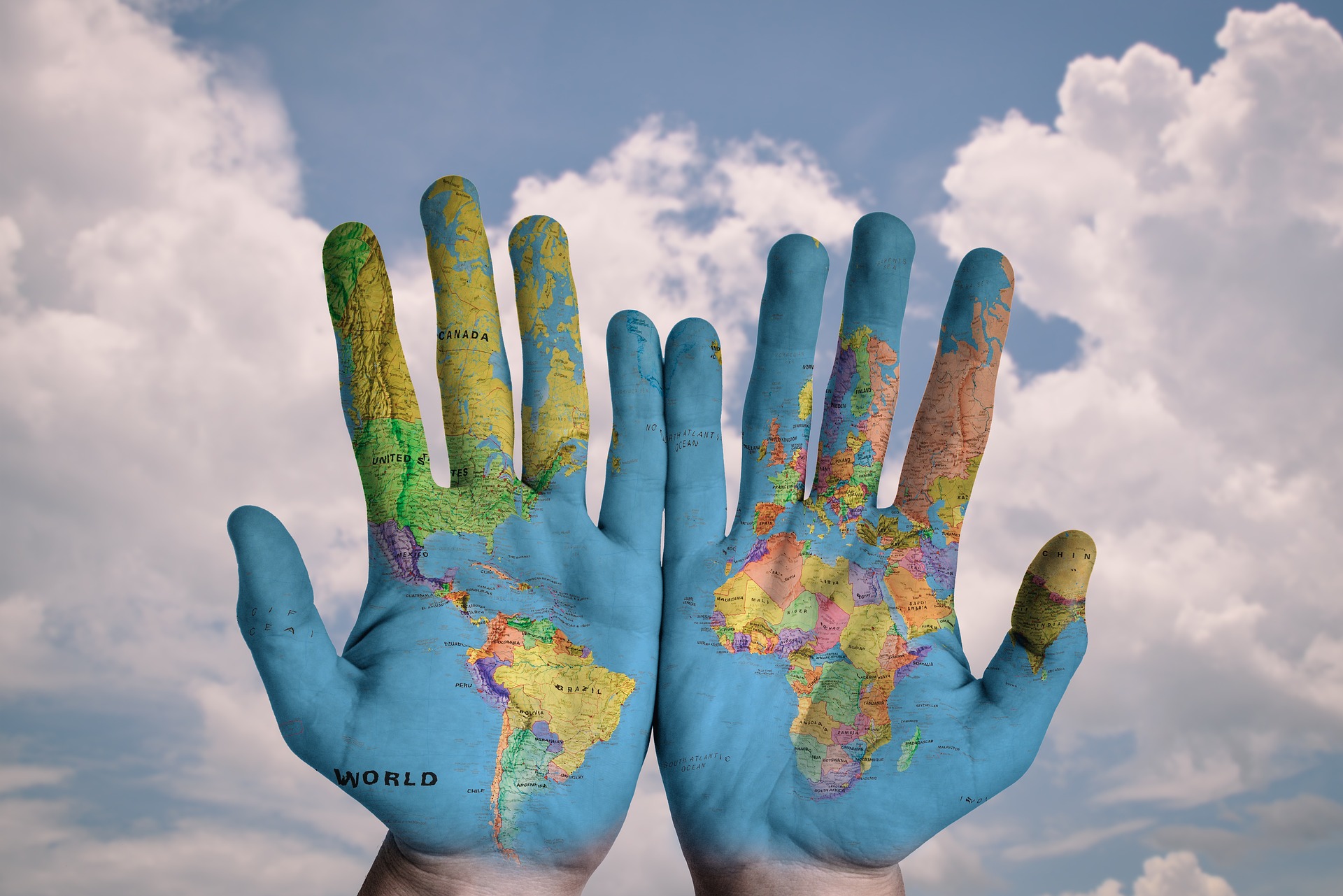 Zwei Hände mit einer Weltkarte. Bild von Pixabay