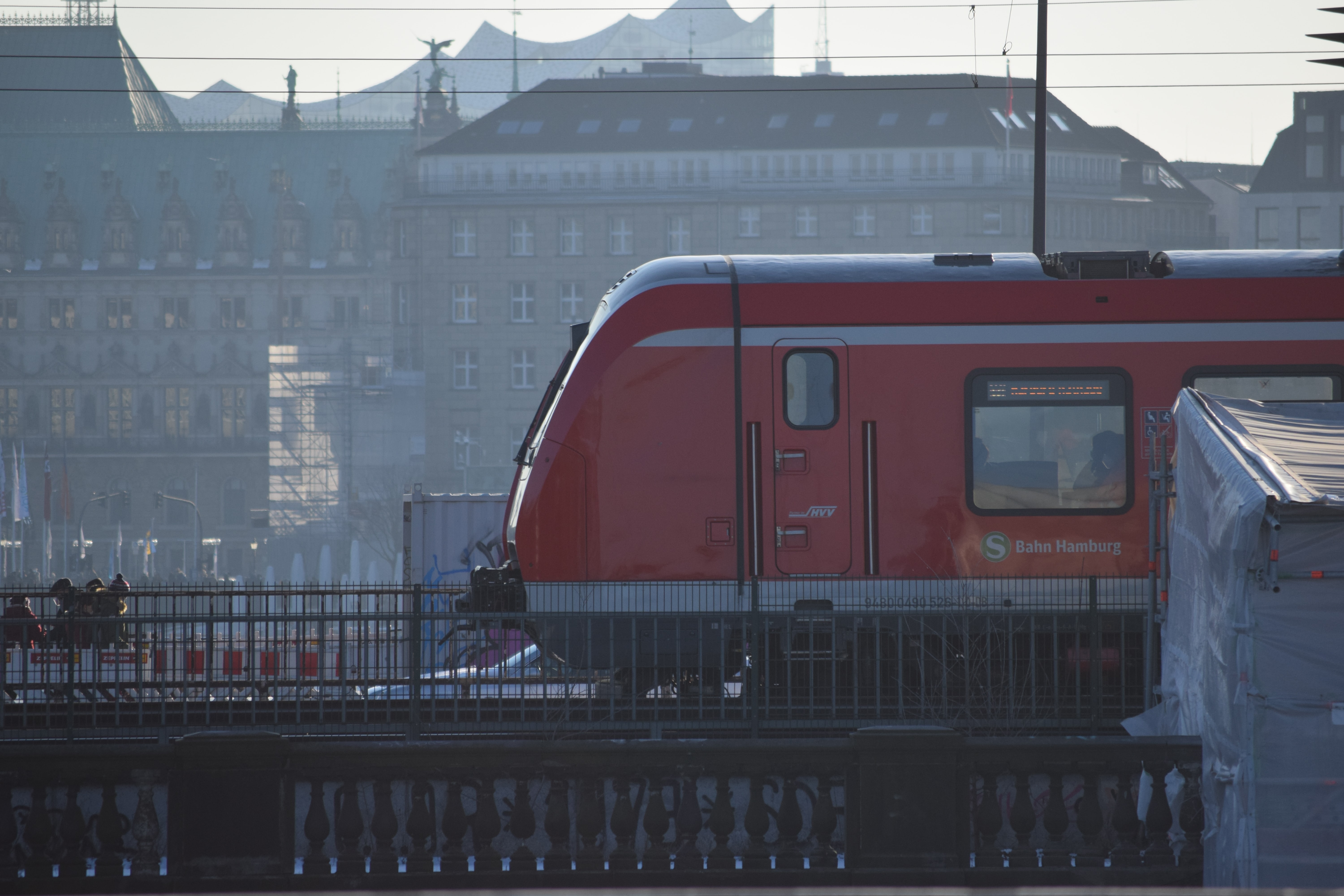 Eine rote S-Bahn fährt durch die Hamburger Innenstadt