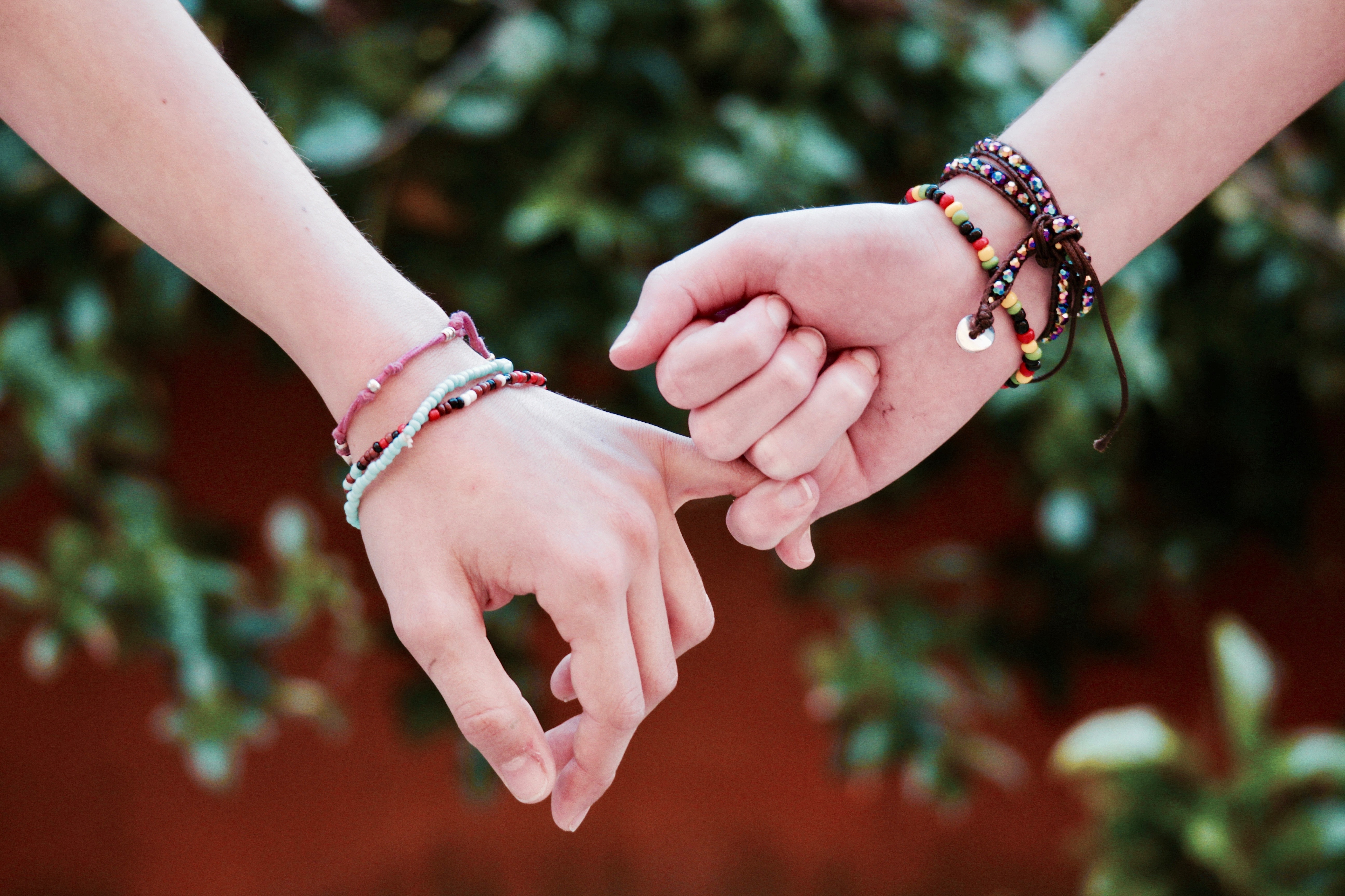 Zwei Personen Hände haltend Foto von Pixabay 